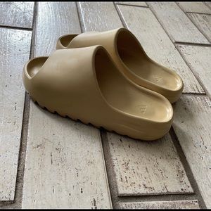 Yeezy Slides Dessert Bone